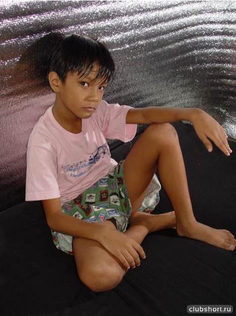 Маленький тайский мальчик в шортах